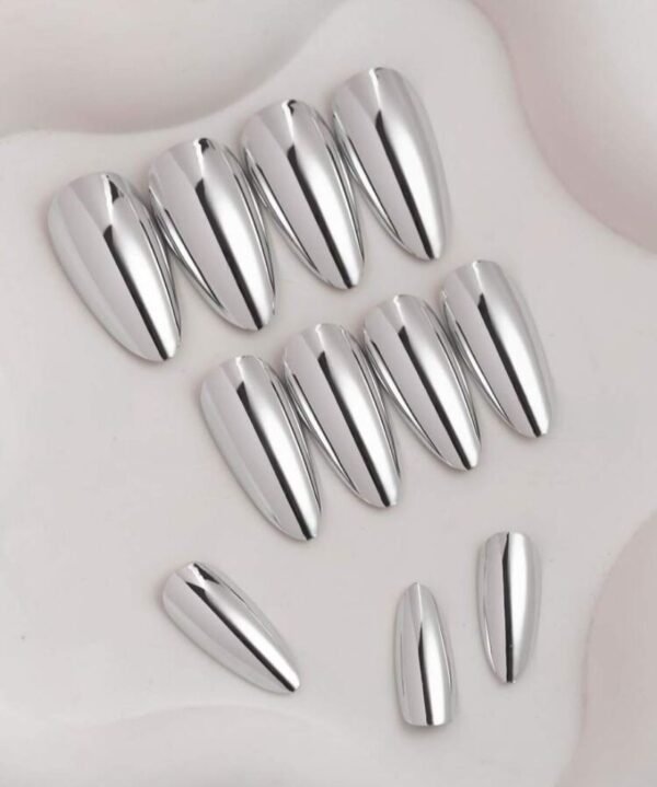 Press On Nails 24 Un efecto espejo almendra