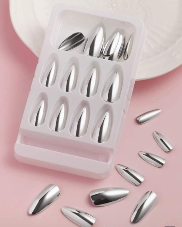 Press On Nails 24 Un efecto espejo almendra