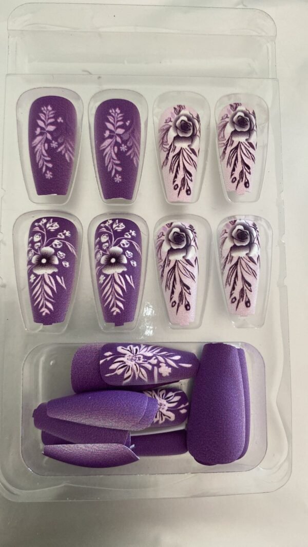 Press On Nails 24 Un violeta floral