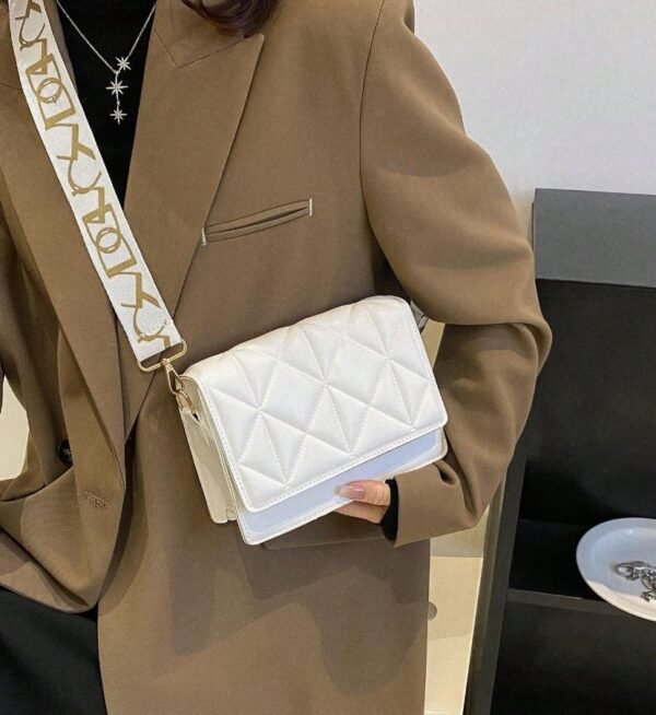 Imagen de WhatsApp 2025-10-21 a las 12.45.06_bb693a08 Cartera premium diseño cruzado elegante