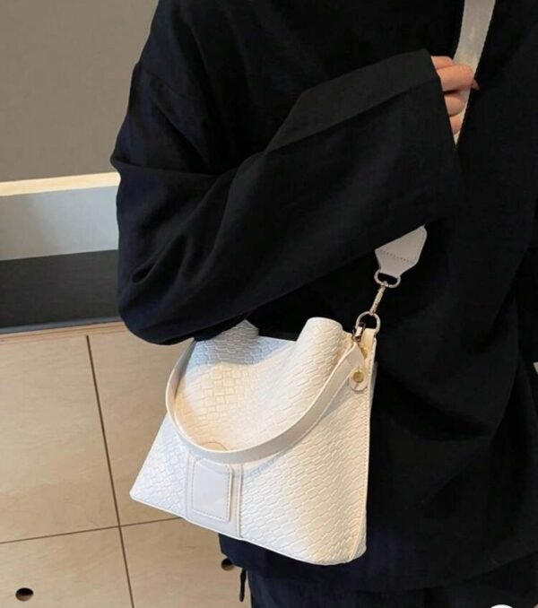 Cartera Cubo clásica con correa ancha