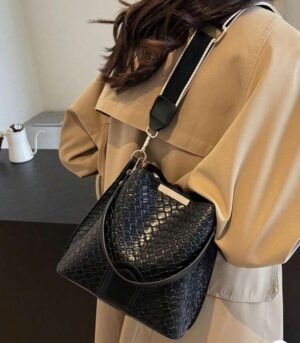 Cartera Cubo clásica con correa ancha