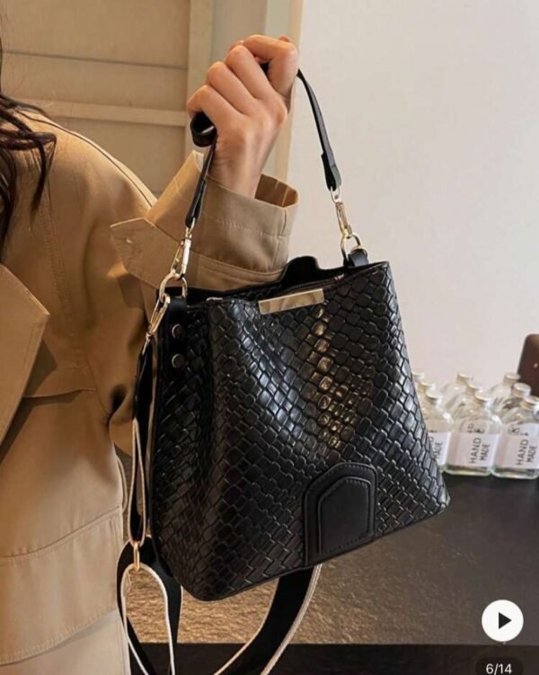 Cartera Cubo clásica con correa ancha