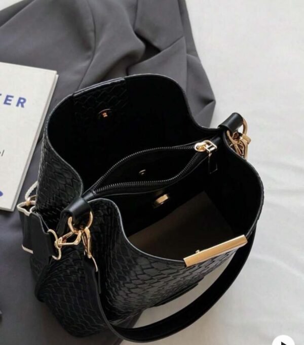 Cartera Cubo clásica con correa ancha