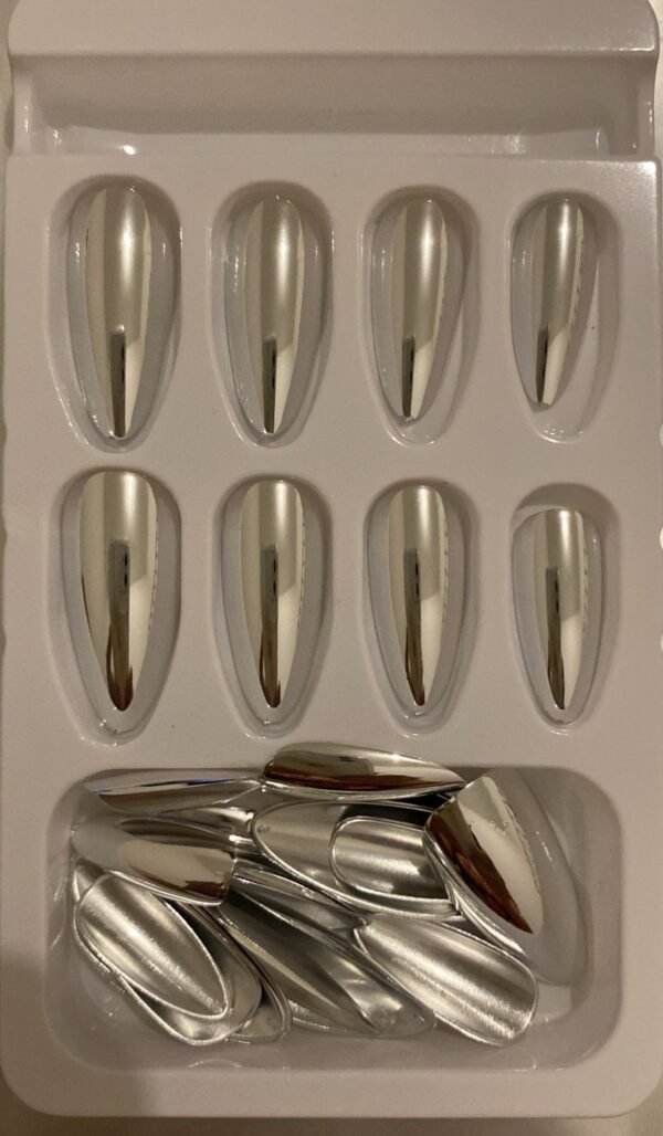 Press On Nails 24 Un efecto espejo almendra