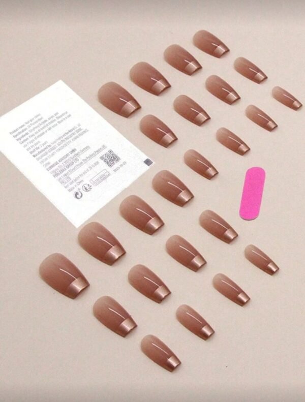 Press on Nails 24 Un francesas café claro