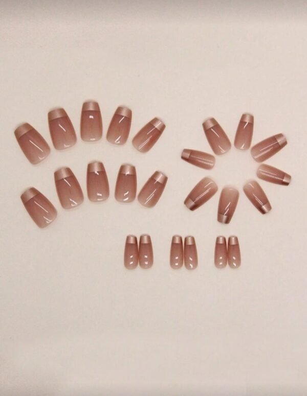 Press on Nails 24 Un francesas café claro